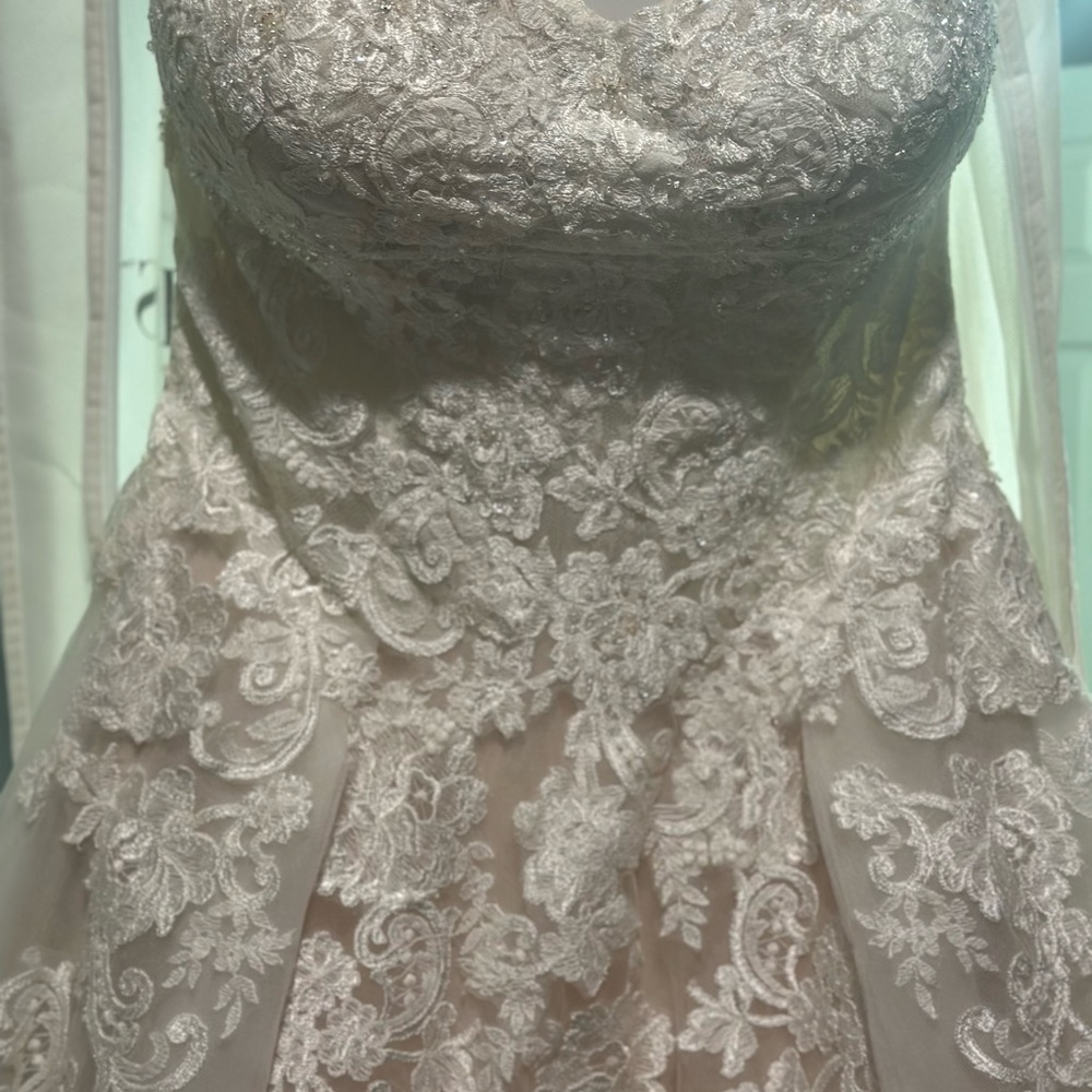 A Line wedding dress - Picture 10 of 12